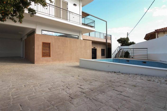 This photo show the external view of a building along side with the pool. It is related to house number 7.